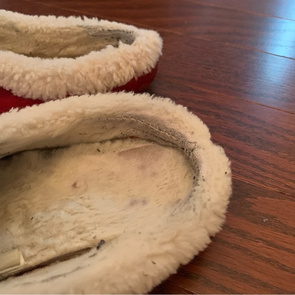 Lands’ End Woman’s leather suede shearling slippers in burgundy - Picture 6 of 7